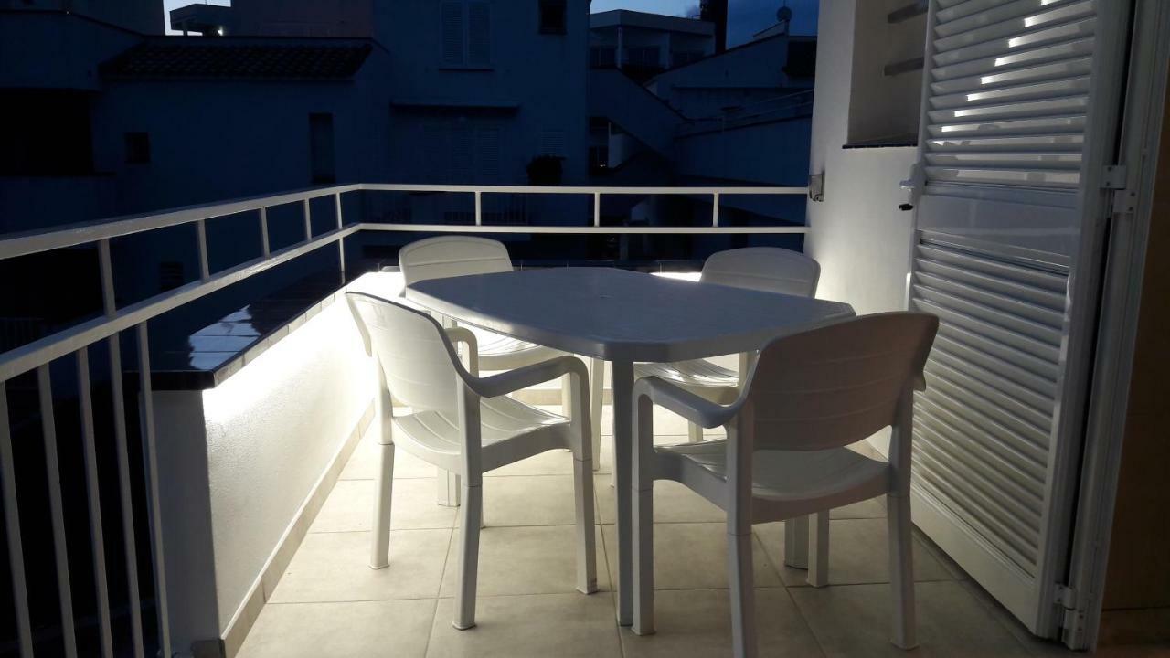 Residencia Platja De Roses Apartment Exterior photo